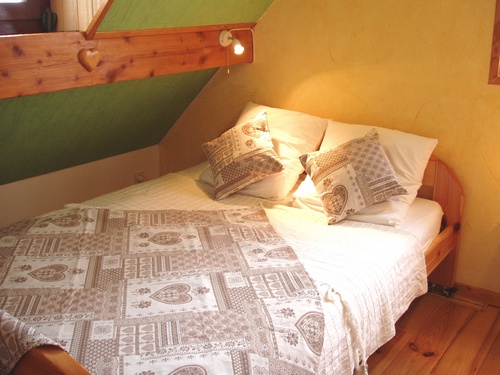 Franzsisches Doppelbett mit Lampe in unserem Ferienhaus im Elsass
